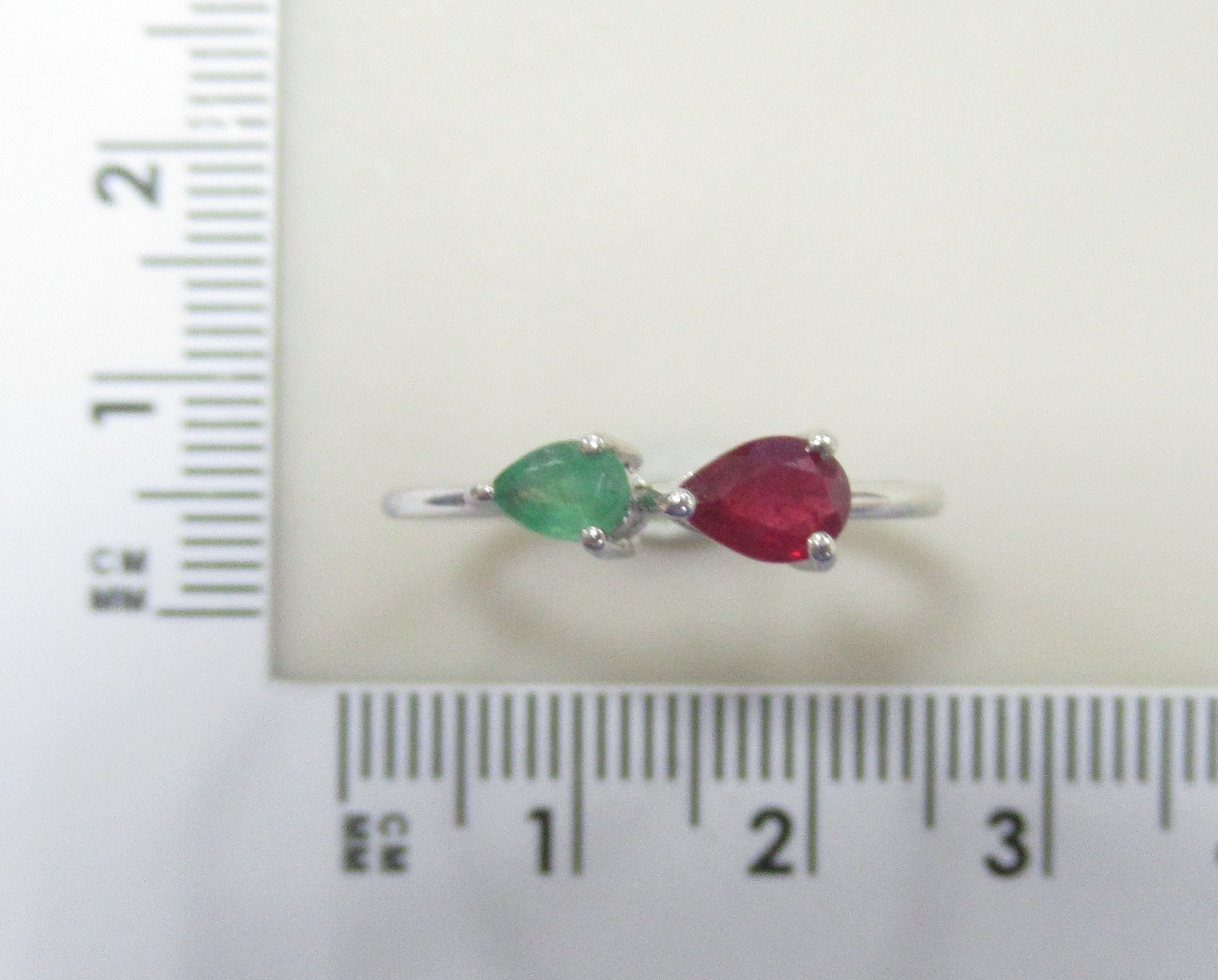 Серебряное кольцо с изумрудом и рубином